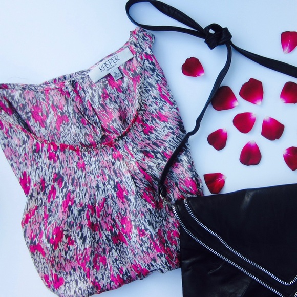 Silky, sleeveless blouse, perfect for work! 💕