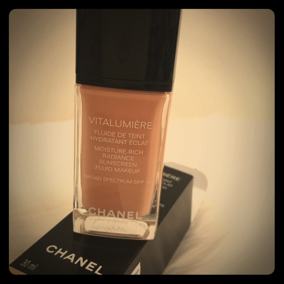 Chanel Vitalumiere Foundation 41 Natural Beige