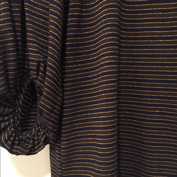 Metallic gold detailed top - Picture 2 of 4