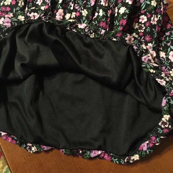 Jrs skirt - Picture 2 of 4