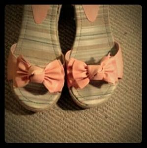 Coral bow 2.5 inch wedges