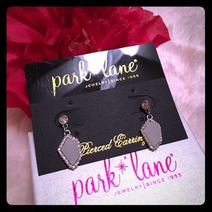 🎀NWT Park Lane Stunning Silver Sands earrings💕