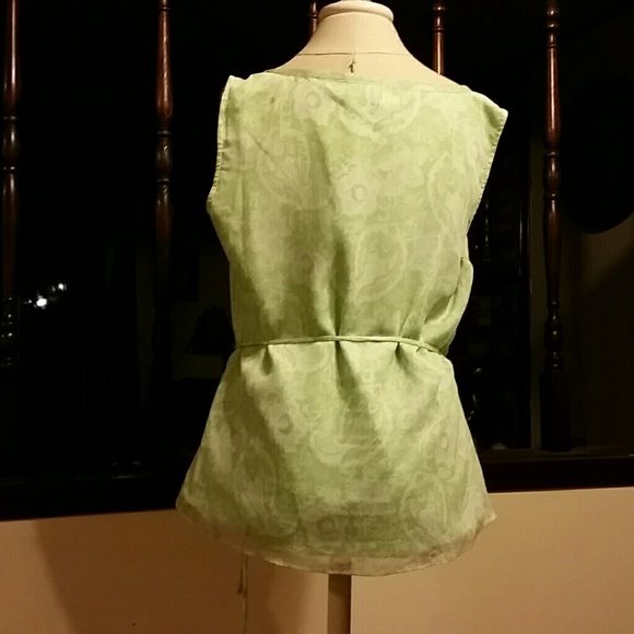 Beautiful Top - Picture 3 of 3