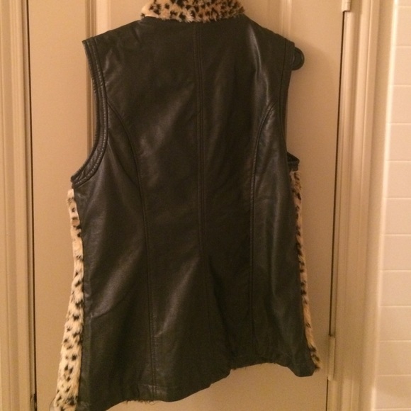 Faux fur zip up vest with cheetah - Picture 2 of 3
