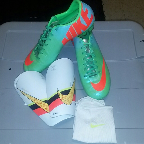 NIKE Mercurial Victory IV Soccer Cleats
