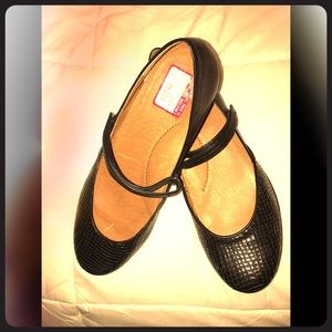 LOWER!!! Black "Nanette" Dansko Mary Jane Flats