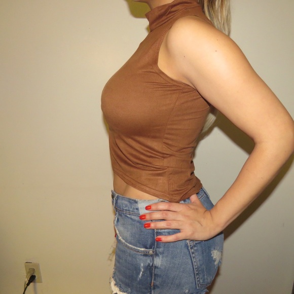 Sleeveless Turtleneck CropTop - Picture 2 of 3