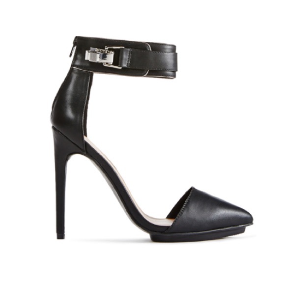 💣NIB Beautiful pointy-toe heels
