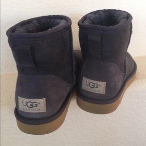 UGG Women's classic mini boot