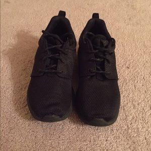 Women Black Nike Roshes