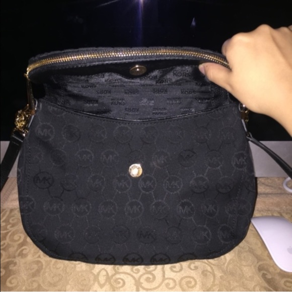 Authentic Michael Kors Crossbody in Black - Picture 2 of 4
