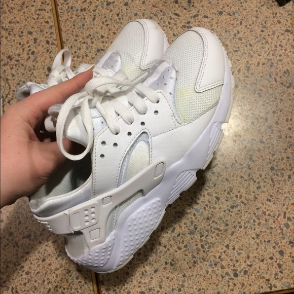 White nike huaraches