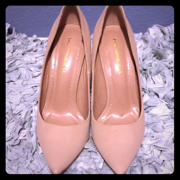 Nude pumps