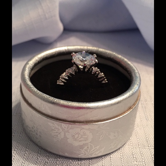 NEW 5 Ct TW White Topaz/White Gold Filled Ring. - Picture 1 of 3