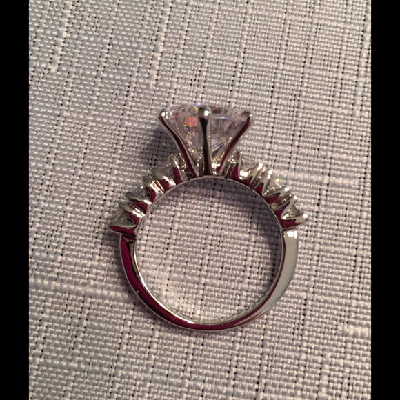 NEW 5 Ct TW White Topaz/White Gold Filled Ring. - Picture 2 of 3