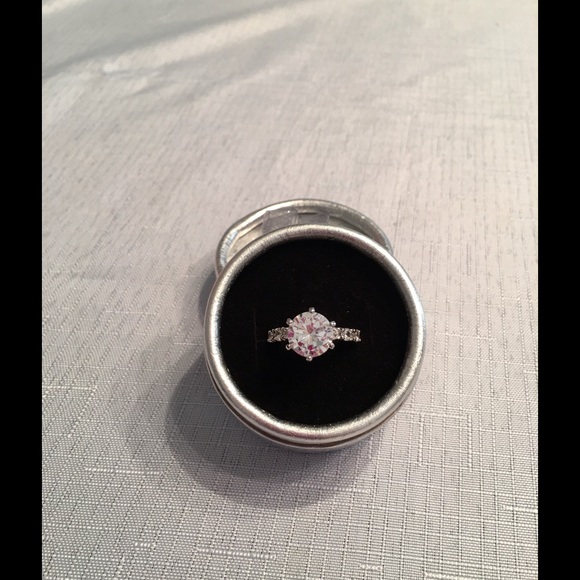 NEW 5 Ct TW White Topaz/White Gold Filled Ring. - Picture 3 of 3