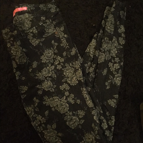 Dark jeans with flower print - Picture 1 of 1