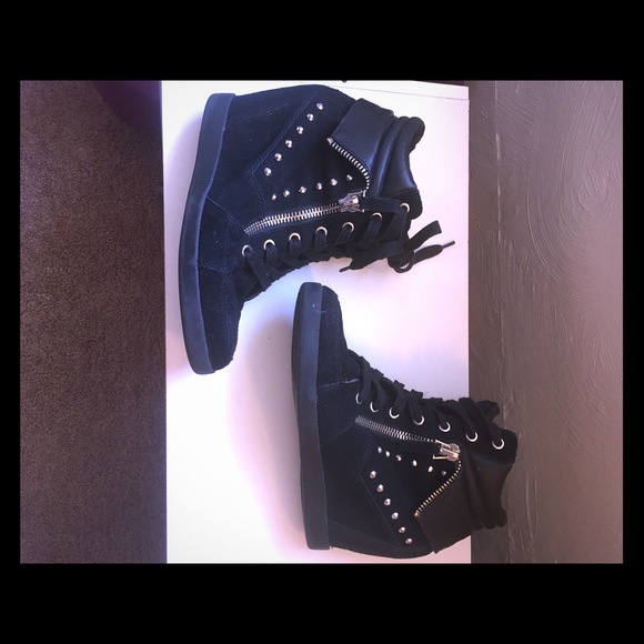 G by GUESS Wedges