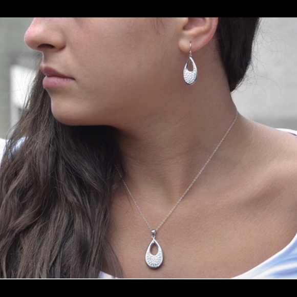 Beautiful Pendant & Earrings w/Swarovski Crystals - Picture 4 of 4