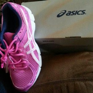 NEW in box Oasics  hot pink size 7