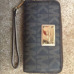 Michael kors wristlet