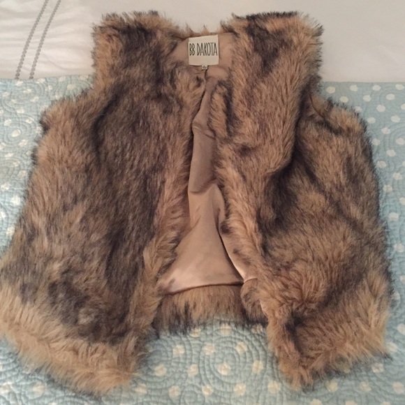 BB Dakota faux fur vest. Size large