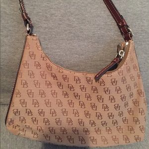 Dooney & bourke signature style bag