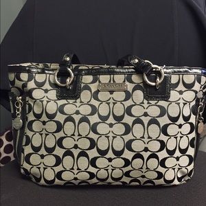 SALE SALE 🎉🎉Coach Purse comes with dust bag