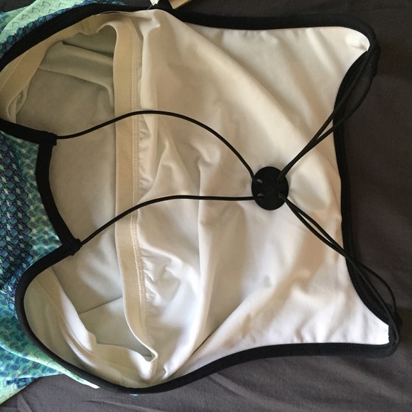 Workout top - Picture 2 of 4