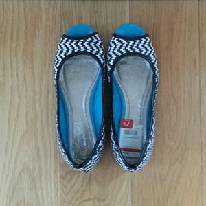 NWT. Never worn adorable open toe flats