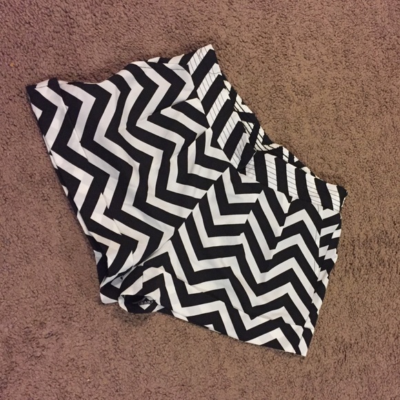 Brandy Melville Pants - Zig zag patterned shorts