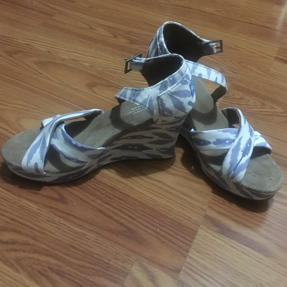 Toms wedge heels