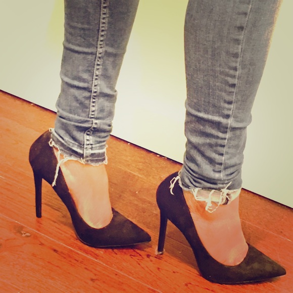 Suede Black Pumps