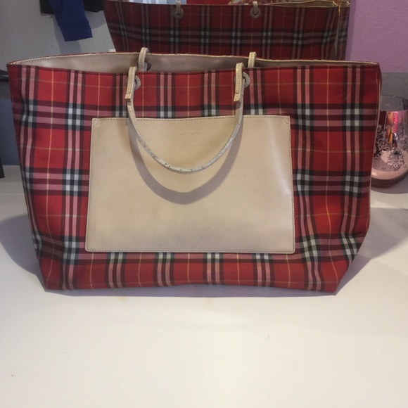 Burberry Tote 💯 Authentic