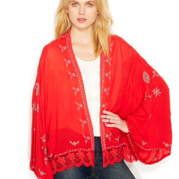 FLASH SALE🎉FP red embroidered kimono cape