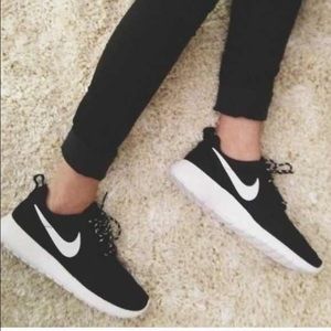 ISO WOMENS SIZE 7.5 or 8 roshe runs