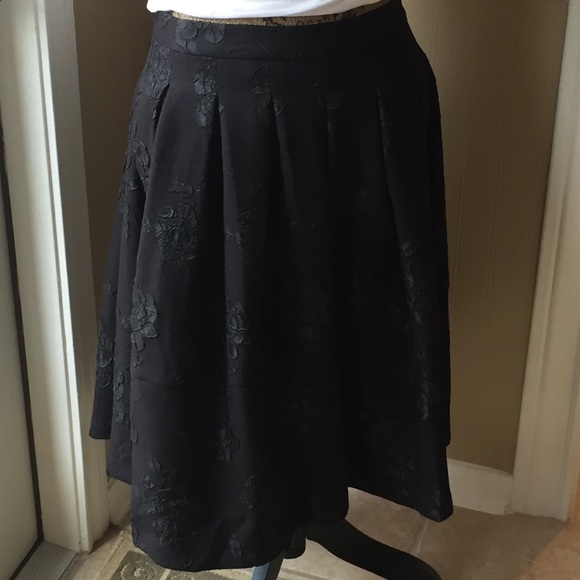 🚫SOLD🚫 Beautiful midi skirt. NWOT