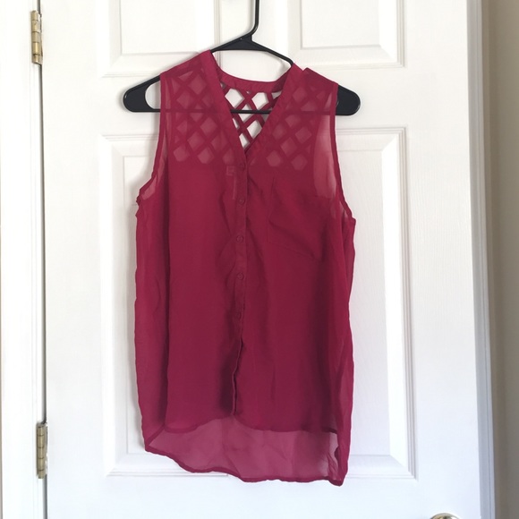 Sleeveless shirt with crossed back