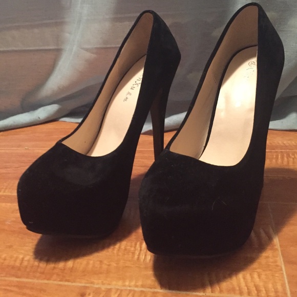 NWOT Black Velvet Pumps - Picture 2 of 4