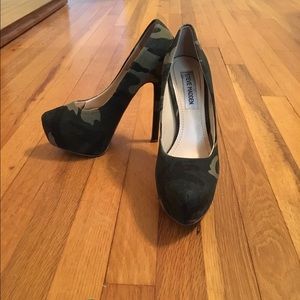 Steve Madden camo dejavu platform pumps