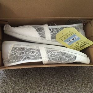 Toms Classic White Lace Slip On Shoe