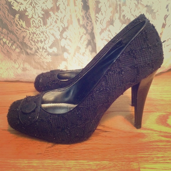 Practical, cute black pumps!