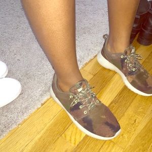 Army print Nike Roshe