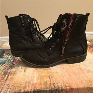 Black Combat with hidden Aztec