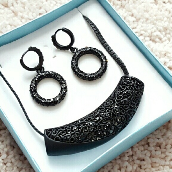 Jewelry set necklace and earrings