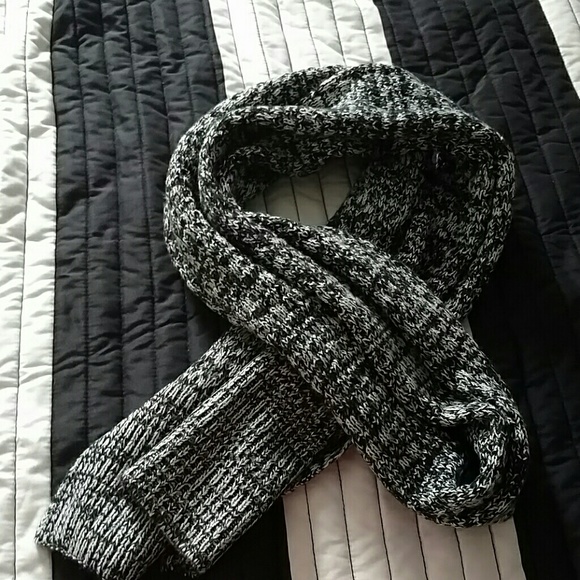 Victoria's secret scarf NEW black and white
