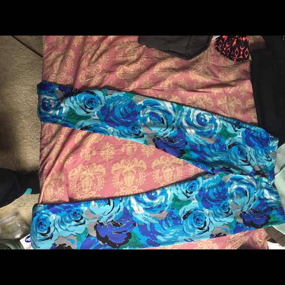 Leggings with flowers on them - Picture 2 of 3