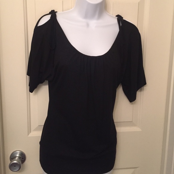 Peek a boo shoulders 😍veeery cute black top
