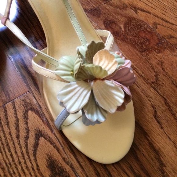 Floral and clear spring shoes - Picture 2 of 4