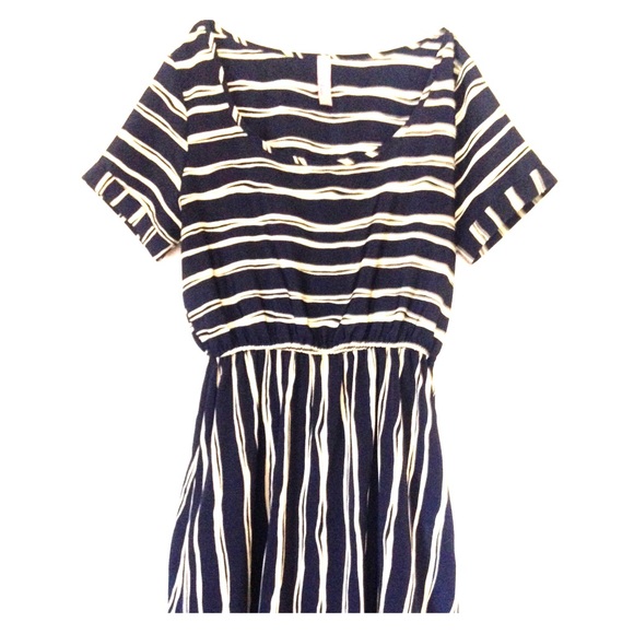 Short sleeve dress